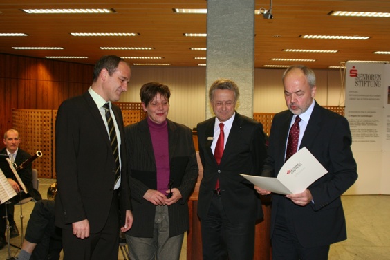 (von links) BGM Morgenstern, Uli Bez, Herrn Erwin Schäufele (Vorstandsvorsitzender der Seniorenstiftung) und Landrat Reumann