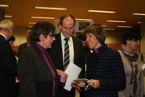 (von links) Uli Bez und BGM Uwe Morgenstern im Gespräch mit Sozialministerin Monika Stolz, die eine DVD der Videoinstallation „auf augenhöhe“ in der Hand hält